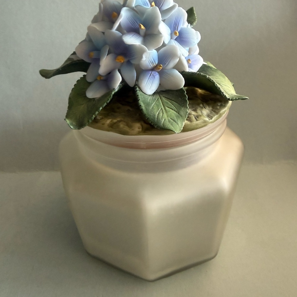 Soy candle with ceramic hydrangea topper